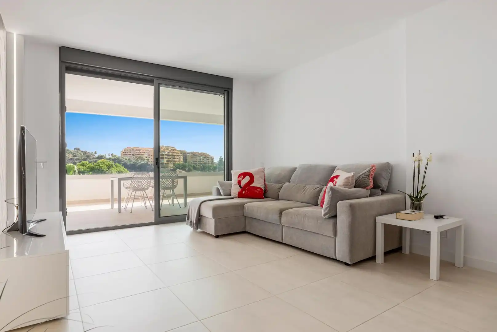 Sala d'estar de Àtic en venda en Estepona amb Aire condicionat, Terrassa i Traster
