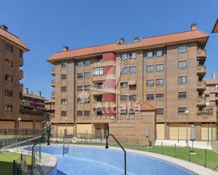 Vista exterior de Pis en venda en Alcalá de Henares amb Aire condicionat, Calefacció i Jardí privat