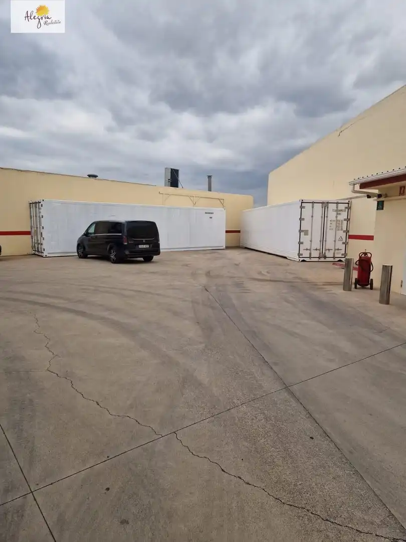 Parkplatz von Fabrikhallen zur Miete in La Pobla de Vallbona