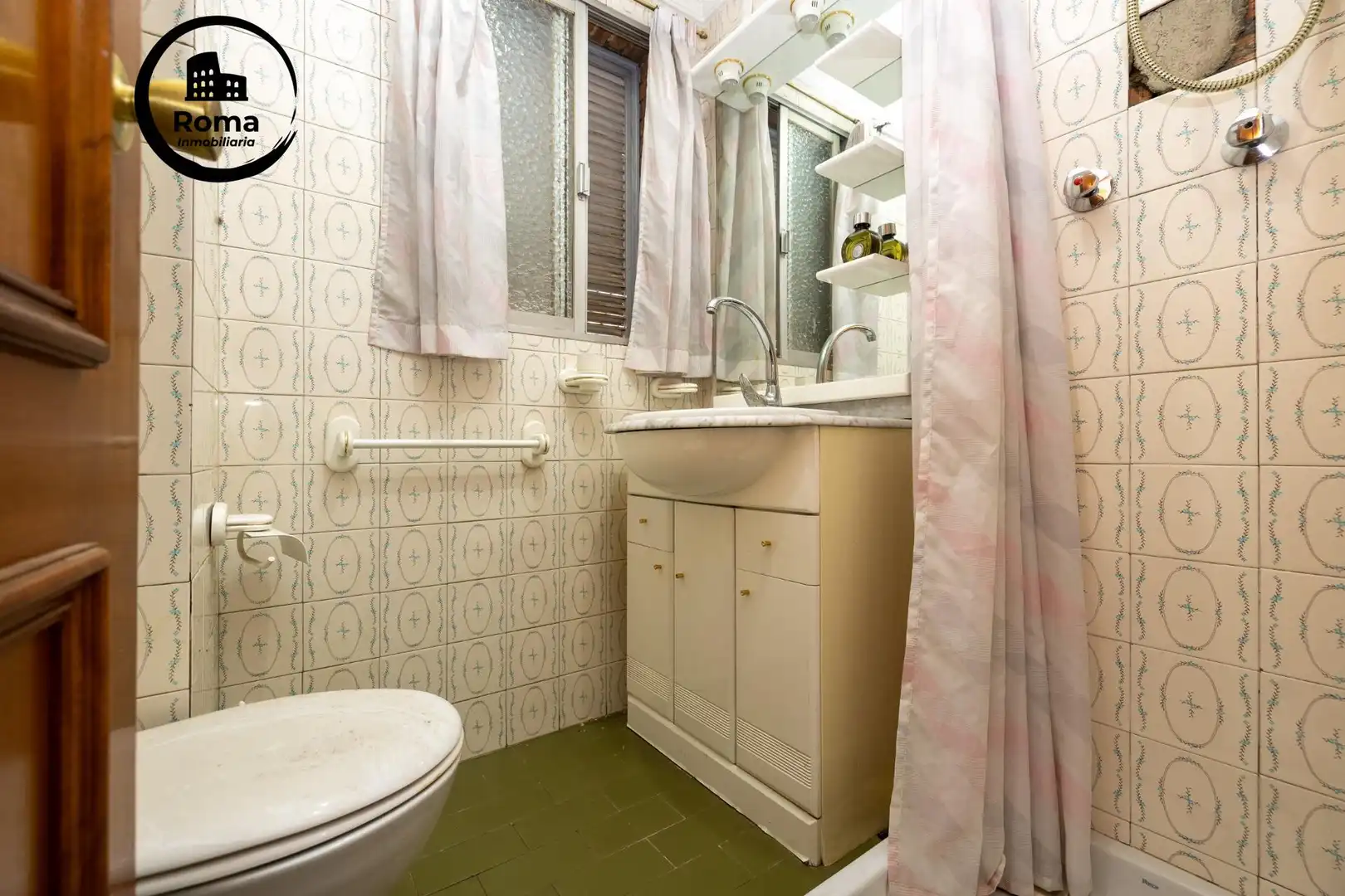 Bathroom of Flat for sale in Granada  with Air Conditioner, Heating and Balcony