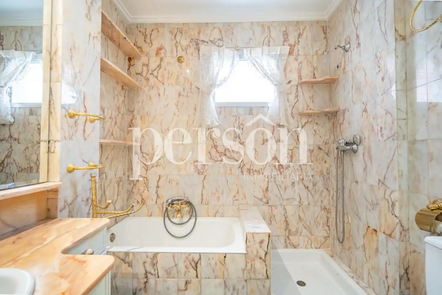 Baño de Piso en venta en Valencia con Aire acondicionado, Terraza y Amueblado
