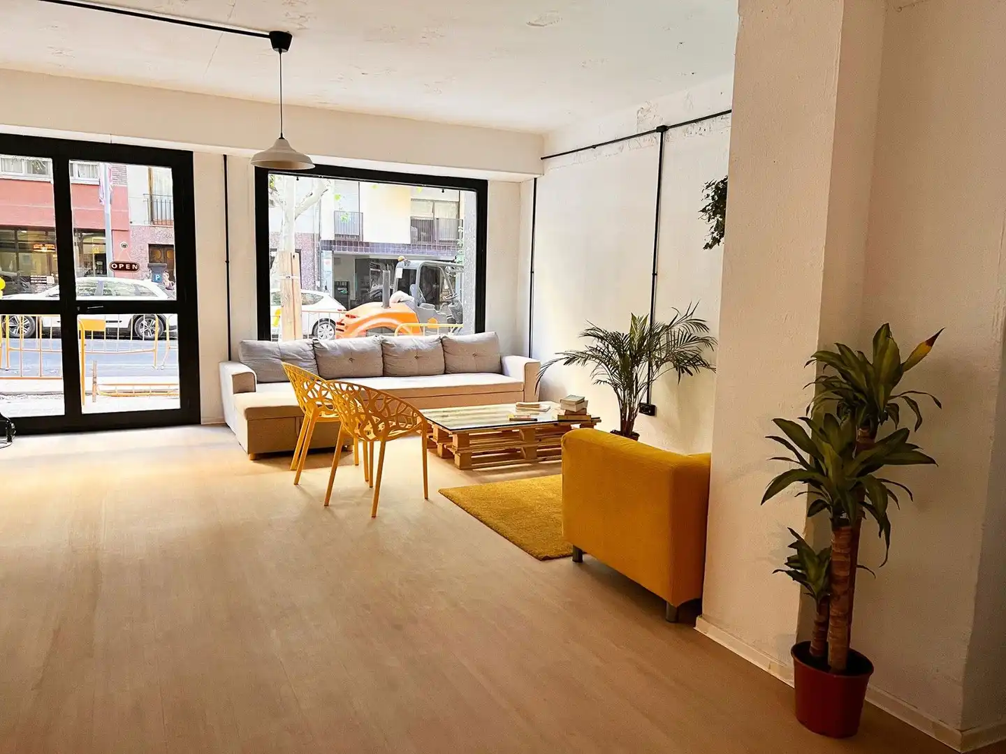 Sala de estar de Oficina de alquiler en Barcelona con Aire acondicionado, Calefacción y Amueblado