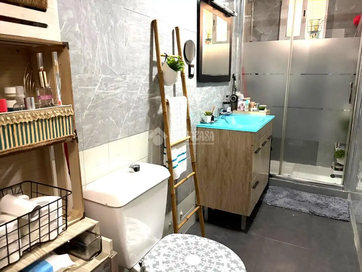 Bathroom of Flat for sale in Sevilla  with Air Conditioner
