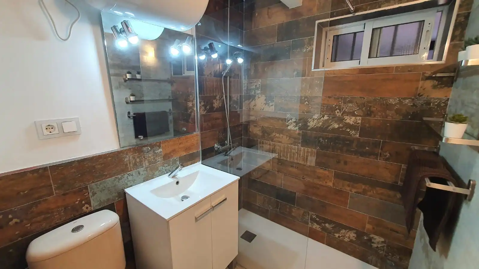 Bathroom of Apartments for rent in Benalmádena  with Air Conditioner, Terrace and Community pool