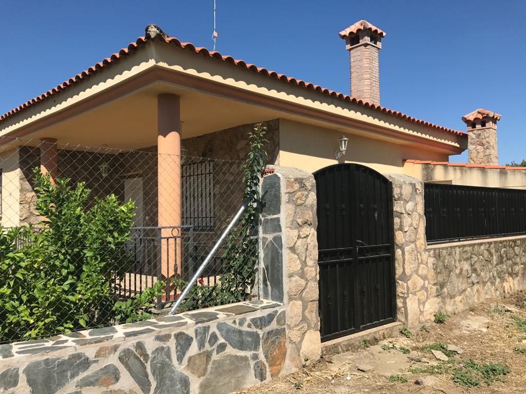 Vista exterior de Finca rústica en venda en Fresnedoso de Ibor amb Calefacció, Jardí privat i Terrassa