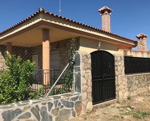 Vista exterior de Finca rústica en venda en Fresnedoso de Ibor amb Calefacció, Jardí privat i Terrassa