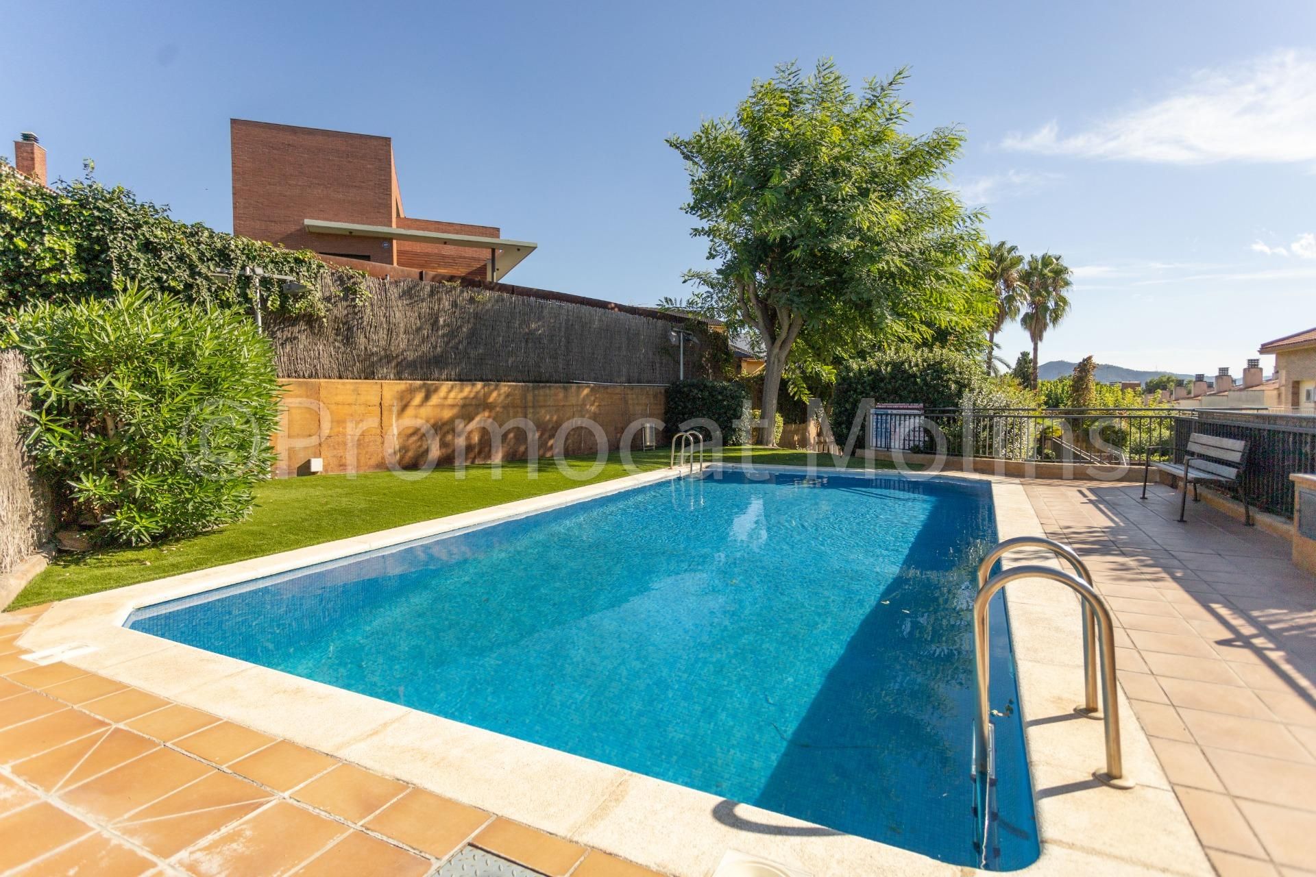 Swimming pool of Single-family semi-detached for sale in Molins de Rei  with Air Conditioner, Heating and Private garden