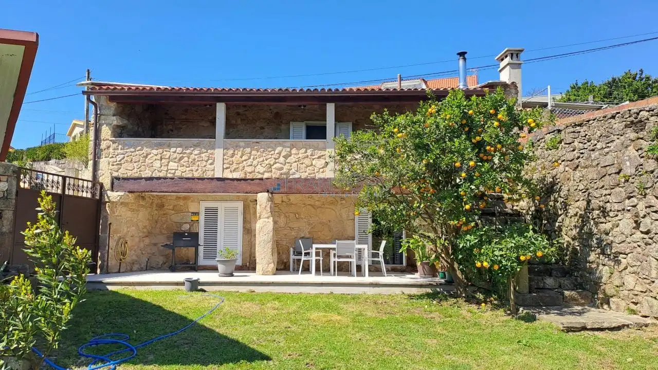 Vista exterior de Casa o xalet en venda en O Rosal   amb Calefacció, Jardí privat i Terrassa