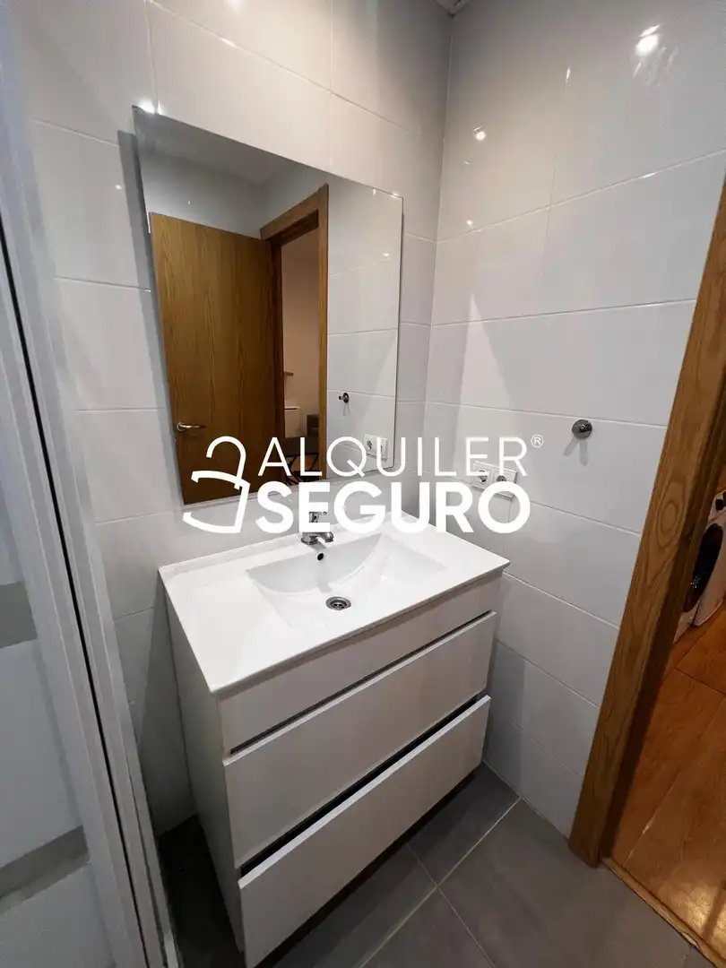 Bathroom of Flat for rent in Madrid  with Heating and Furnished