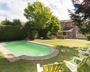 Piscina de Casa adosada en venda en Villanueva de la Cañada amb Aire condicionat, Terrassa i Piscina