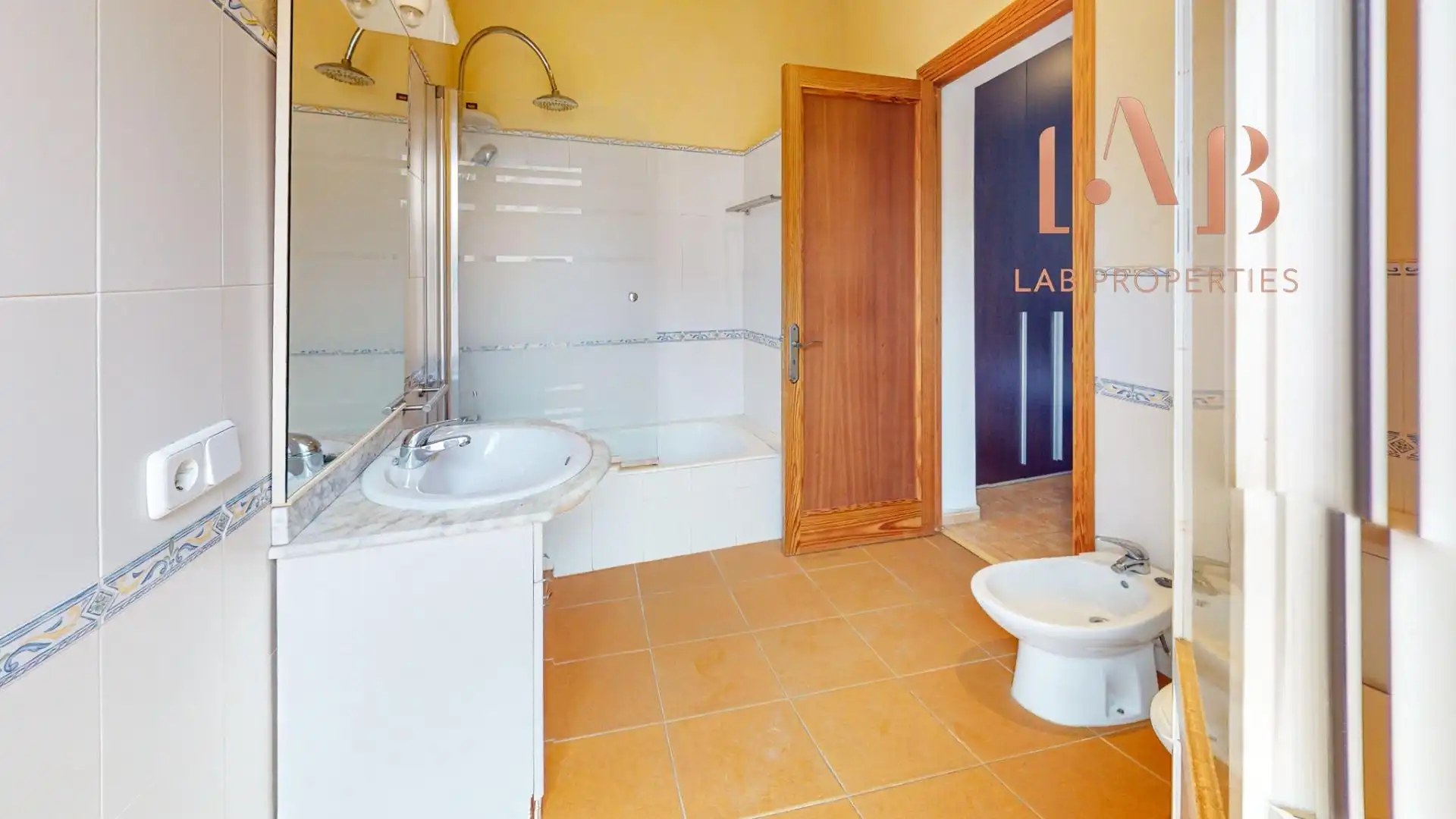 Bathroom of Houses for sale in Llubí  with Private garden and Terrace