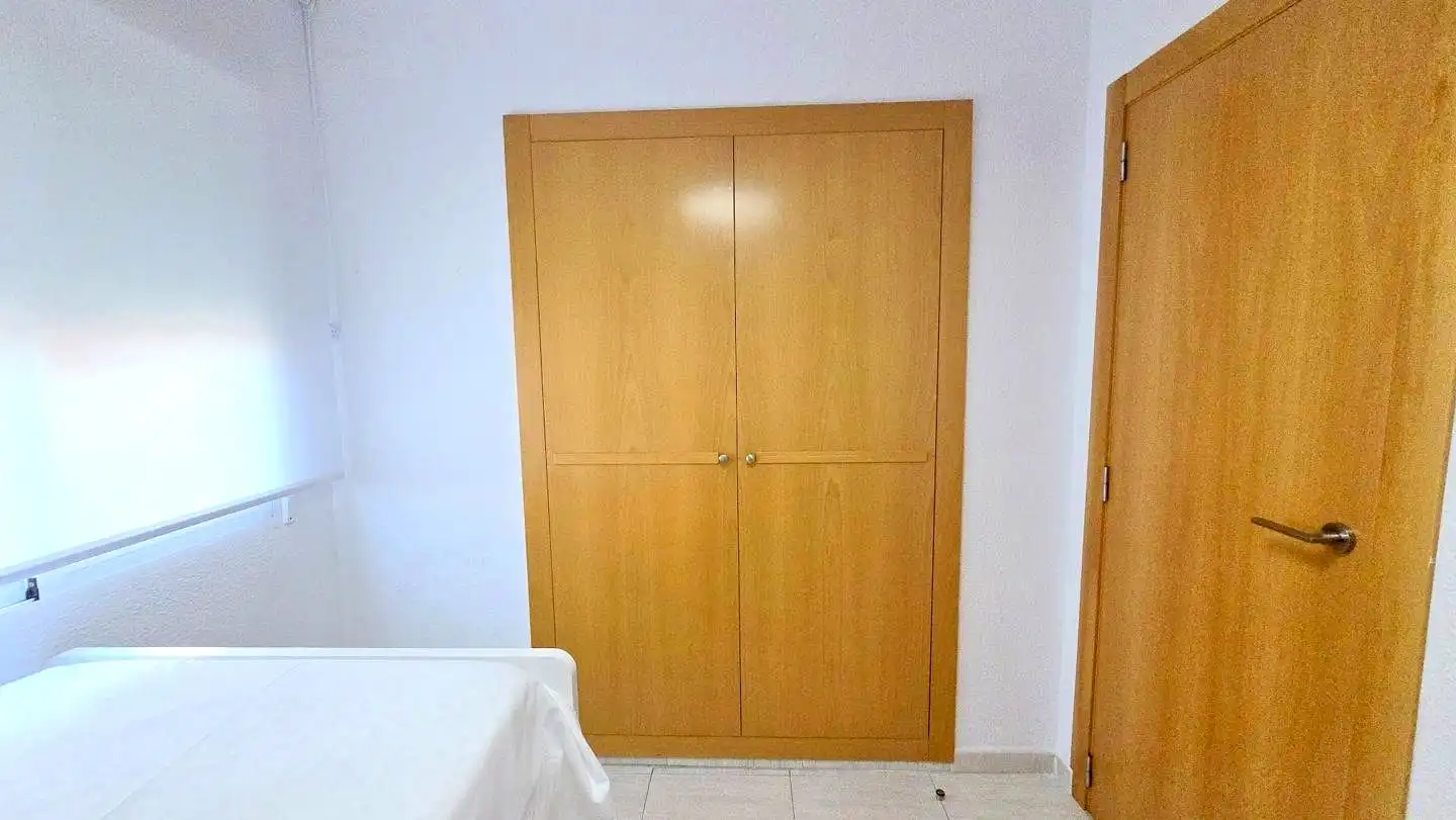 Habitación de Apartamento de alquiler en Gandia con Aire acondicionado, Terraza y Piscina comunitaria
