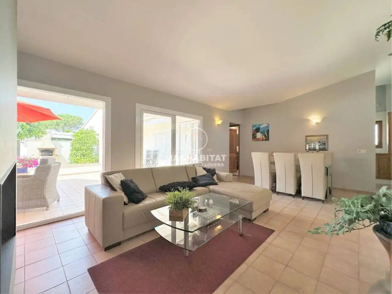 Sala d'estar de Casa o xalet en venda en L'Escala amb Aire condicionat, Jardí privat i Terrassa