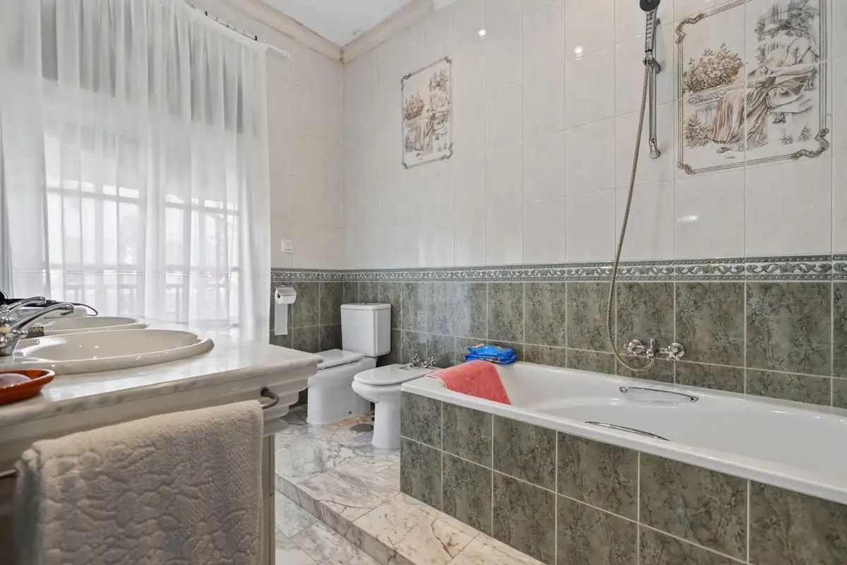 Badezimmer von Maisonette zum Verkauf in Bollullos de la Mitación mit Heizung, Privatgarten und Abstellraum