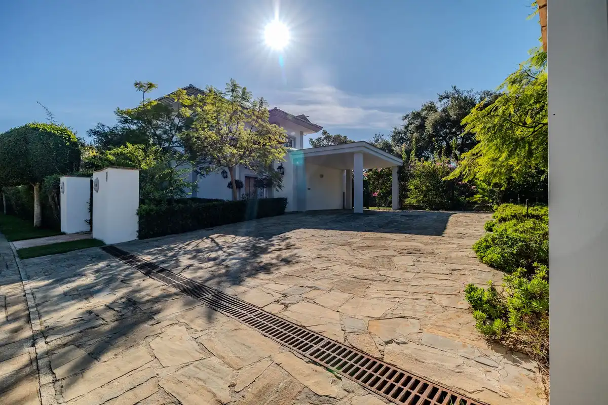 Vista exterior de Casa o xalet en venda en Sotogrande amb Aire condicionat, Jardí privat i Terrassa