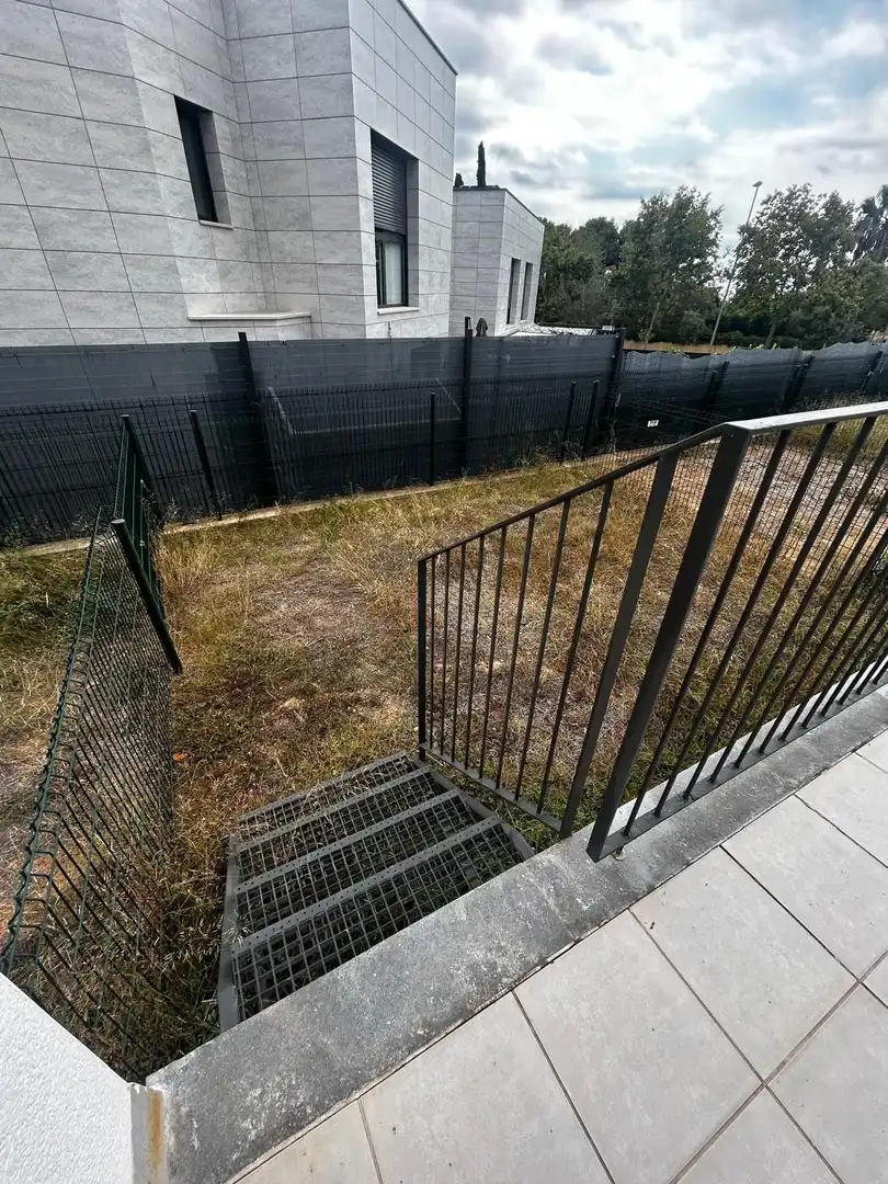 Einfamilien-Reihenhaus zur Miete in Vilanova i la Geltrú mit Klimaanlage, Heizung und Privatgarten