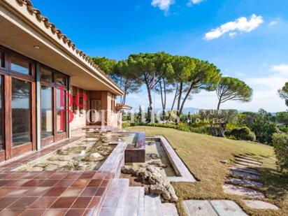 Vista exterior de Casa o xalet en venda en Cerdanyola del Vallès amb Aire condicionat, Terrassa i Piscina