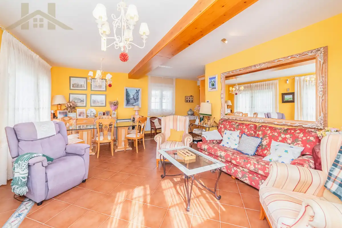 Sala d'estar de Casa o xalet en venda en Miraflores de la Sierra amb Calefacció, Jardí privat i Terrassa