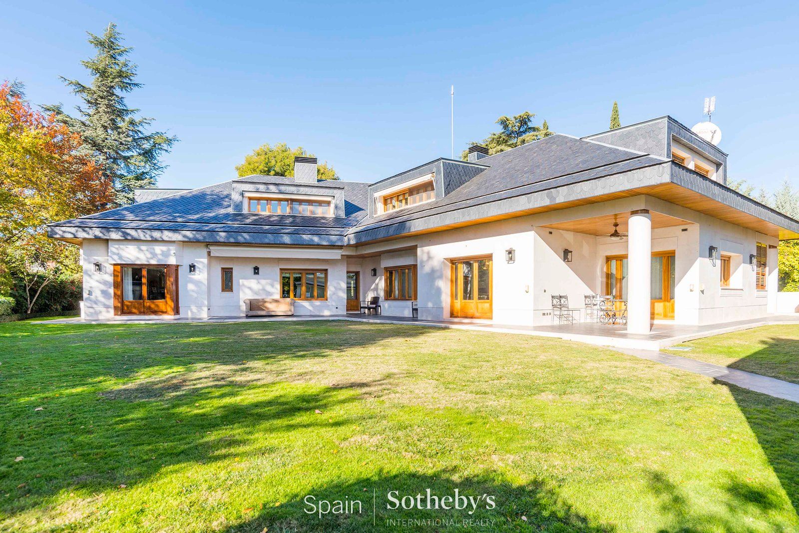 Vista exterior de Casa o chalet en venta en  Madrid Capital con Calefacción, Jardín privado y Terraza