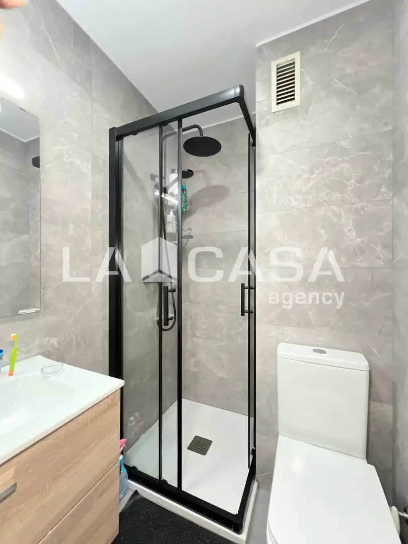 Badezimmer von Wohnung zum Verkauf in Badalona mit Heizung und Balkon