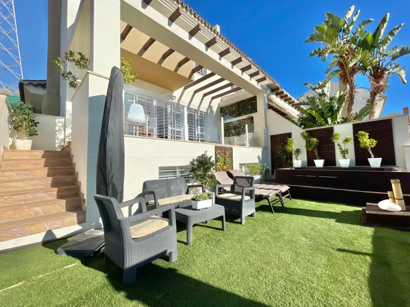 Terrasse von Einfamilien-Reihenhaus zum Verkauf in Málaga mit Klimaanlage, Heizung und Privatgarten