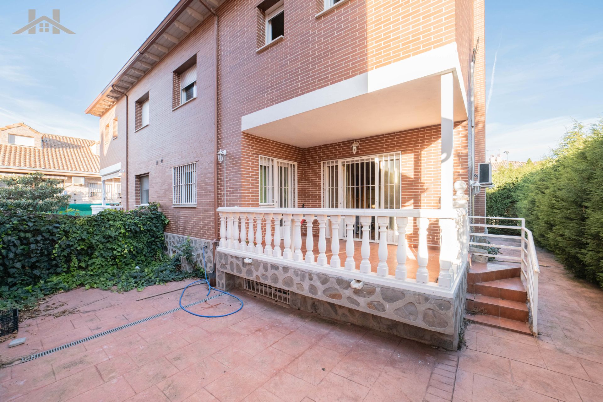 Vista exterior de Casa adosada en venda en Yeles amb Calefacció, Jardí privat i Traster