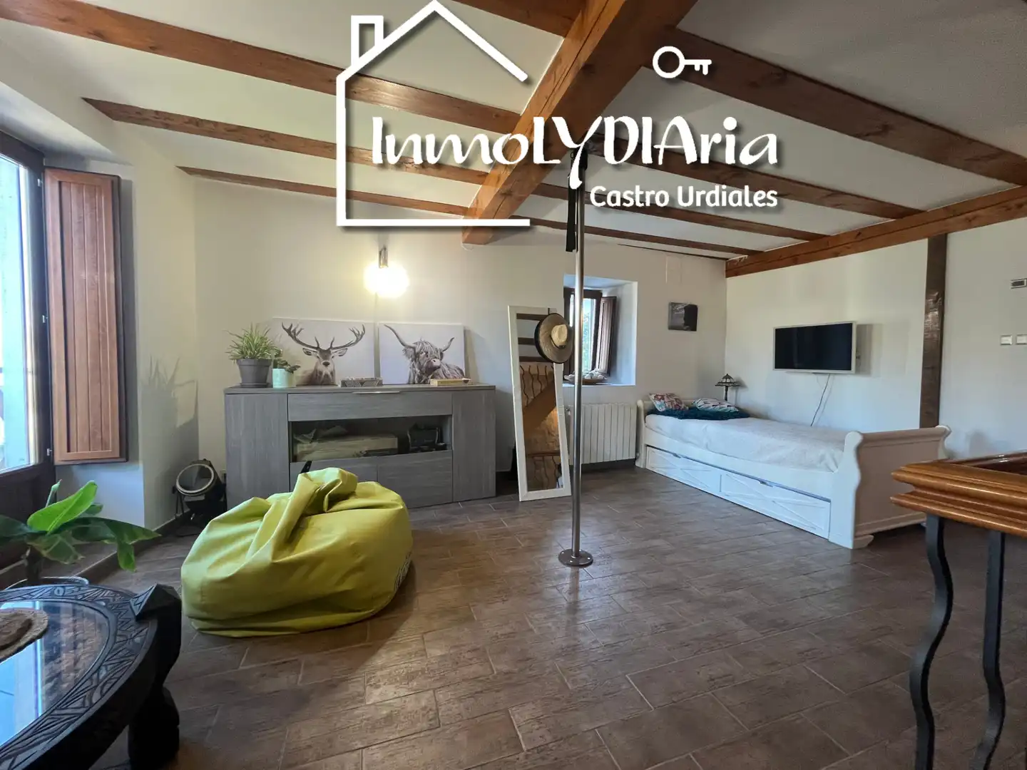 Sala de estar de Casa adosada en venta en Castro-Urdiales con Calefacción, Parquet y Terraza