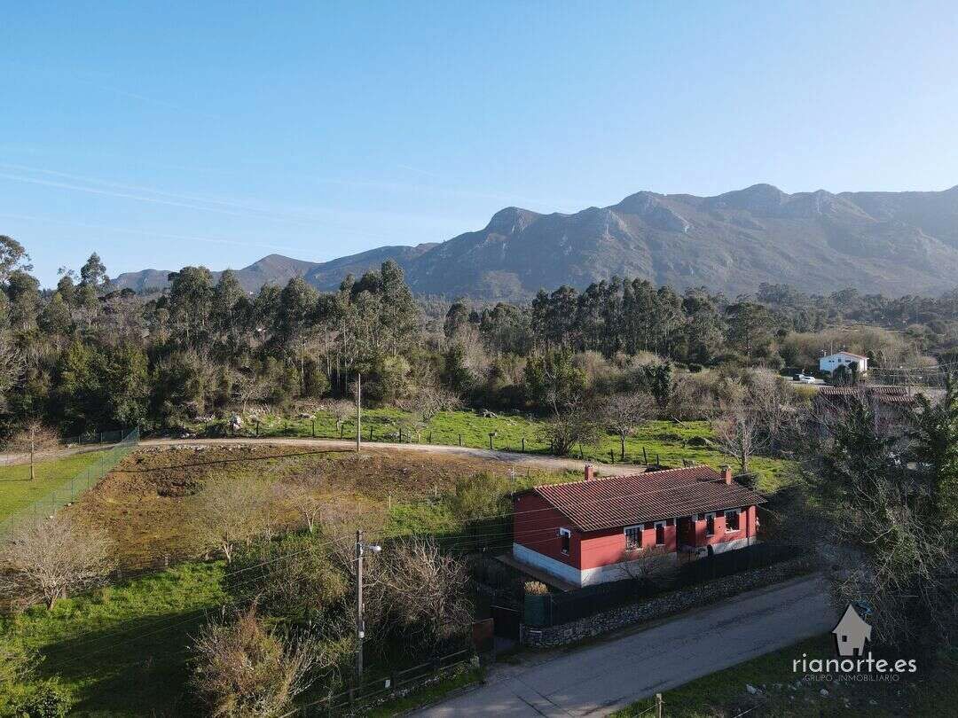 Vista exterior de Casa o xalet en venda en Llanes amb Calefacció i Jardí privat