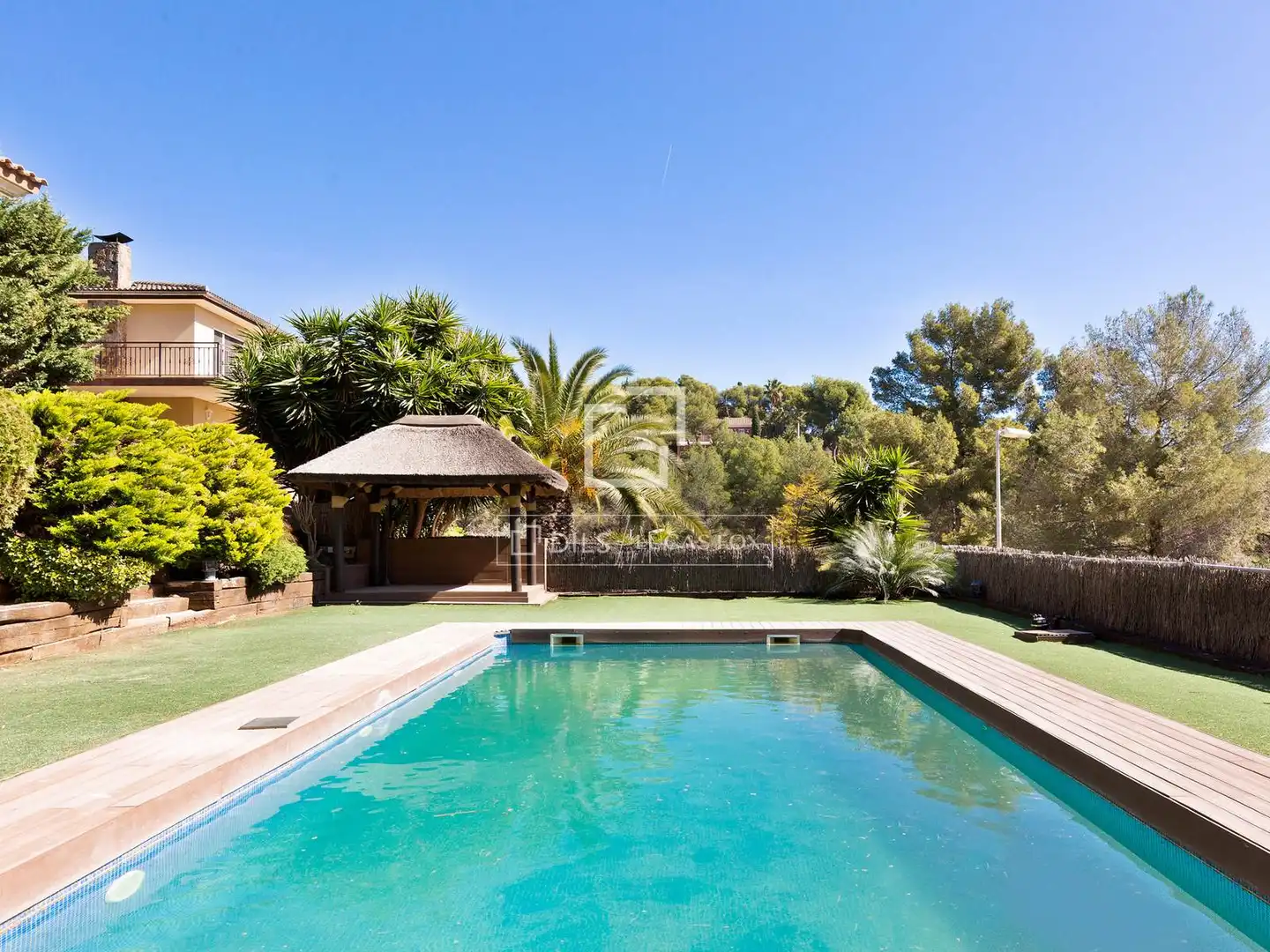 Vista exterior de Casa o xalet de lloguer en Castelldefels amb Aire condicionat, Calefacció i Jardí privat
