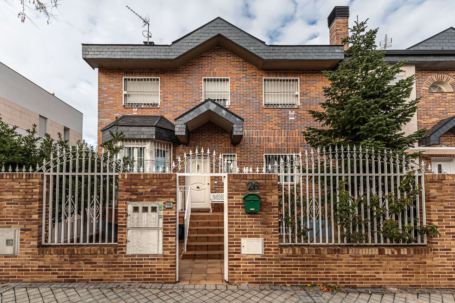 Vista exterior de Casa o xalet en venda en Torrejón de Ardoz amb Aire condicionat, Jardí privat i Traster