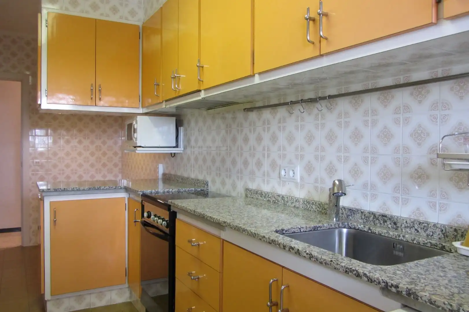 Cocina de Piso de alquiler en Girona con Aire acondicionado, Calefacción y Lavadora
