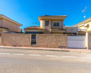 Vista exterior de Casa o xalet en venda en Torrevieja amb Aire condicionat, Jardí privat i Balcó