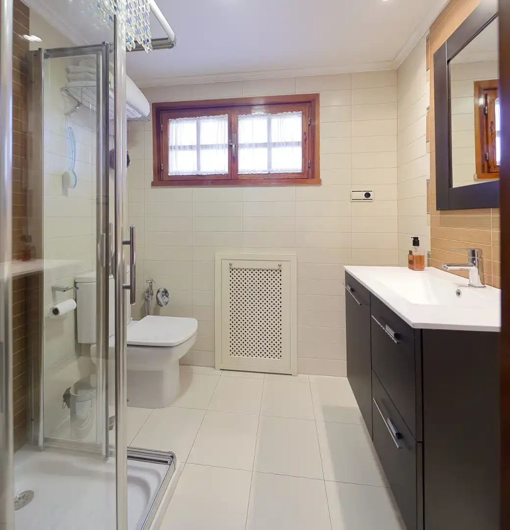 Bany de Casa o xalet en venda en Gijón  amb Calefacció, Jardí privat i Parquet