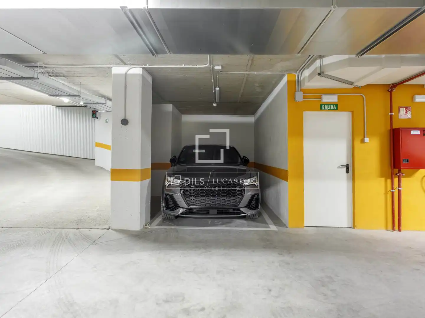 Parking of Flat for rent in Madrid  with Air Conditioner, Heating and Parquet flooring