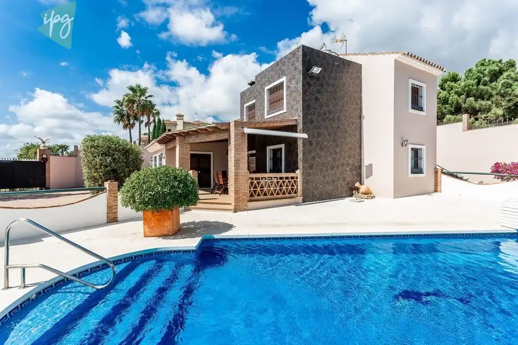 Vista exterior de Casa o xalet en venda en Estepona amb Aire condicionat, Calefacció i Jardí privat