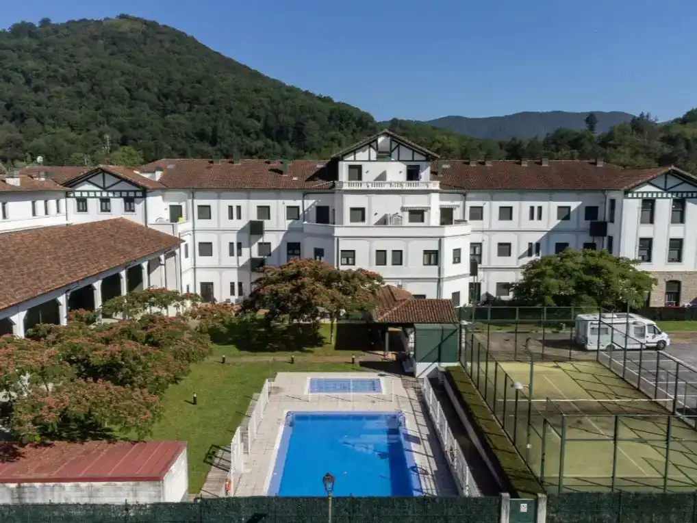 Vista exterior de Planta baixa en venda en Baztan amb Jardí privat, Piscina i Moblat