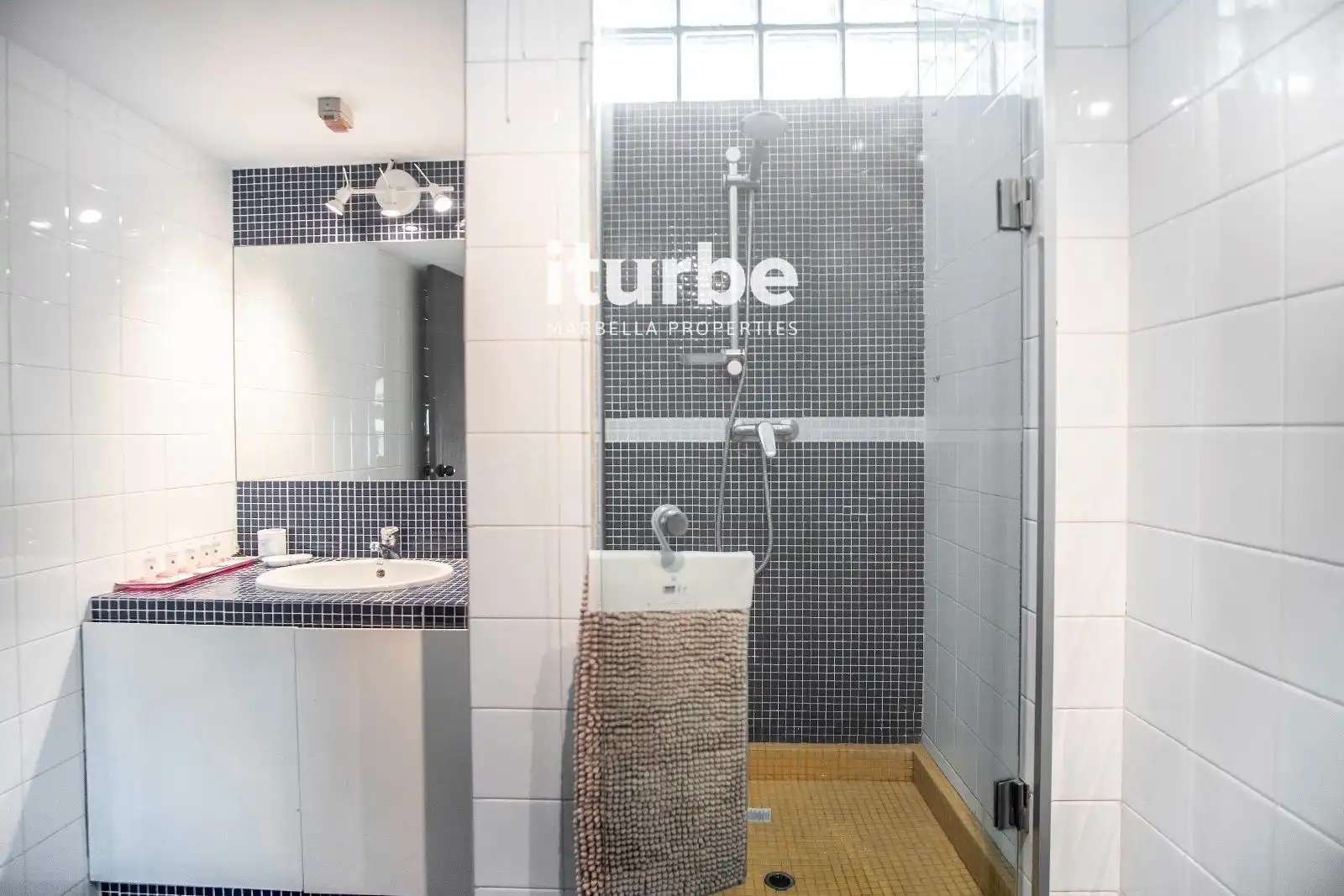 Badezimmer von Dachboden zur Miete in Fuengirola mit Klimaanlage, Terrasse und Möbliert