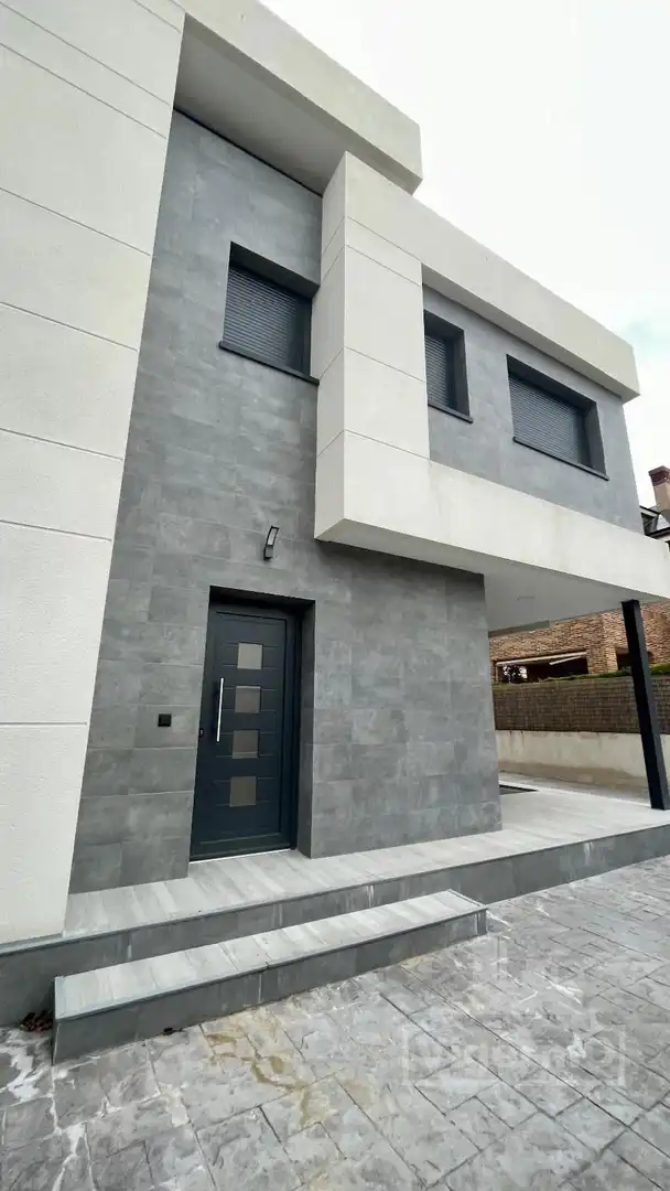 Vista exterior de Casa adosada en venda en Población de Arroyo amb Calefacció i Piscina