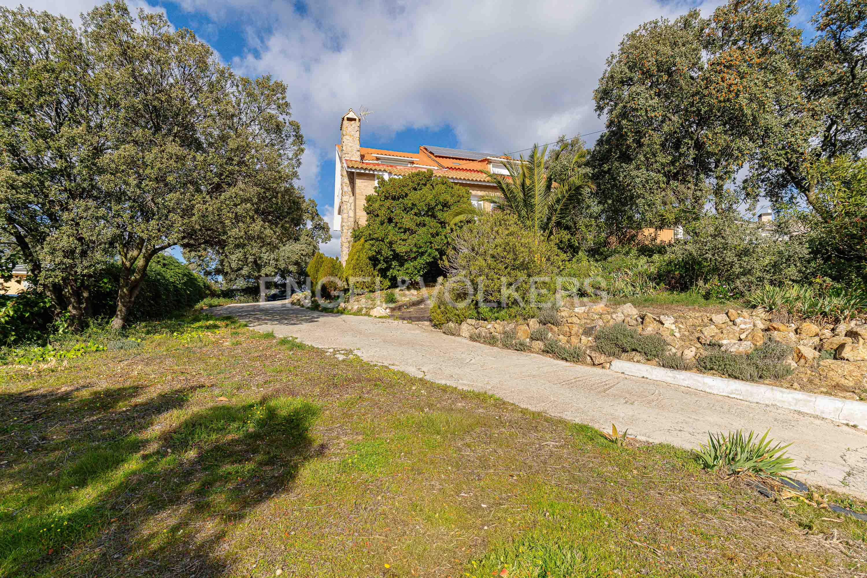 Vista exterior de Casa o xalet en venda en Valdemorillo amb Aire condicionat, Calefacció i Jardí privat