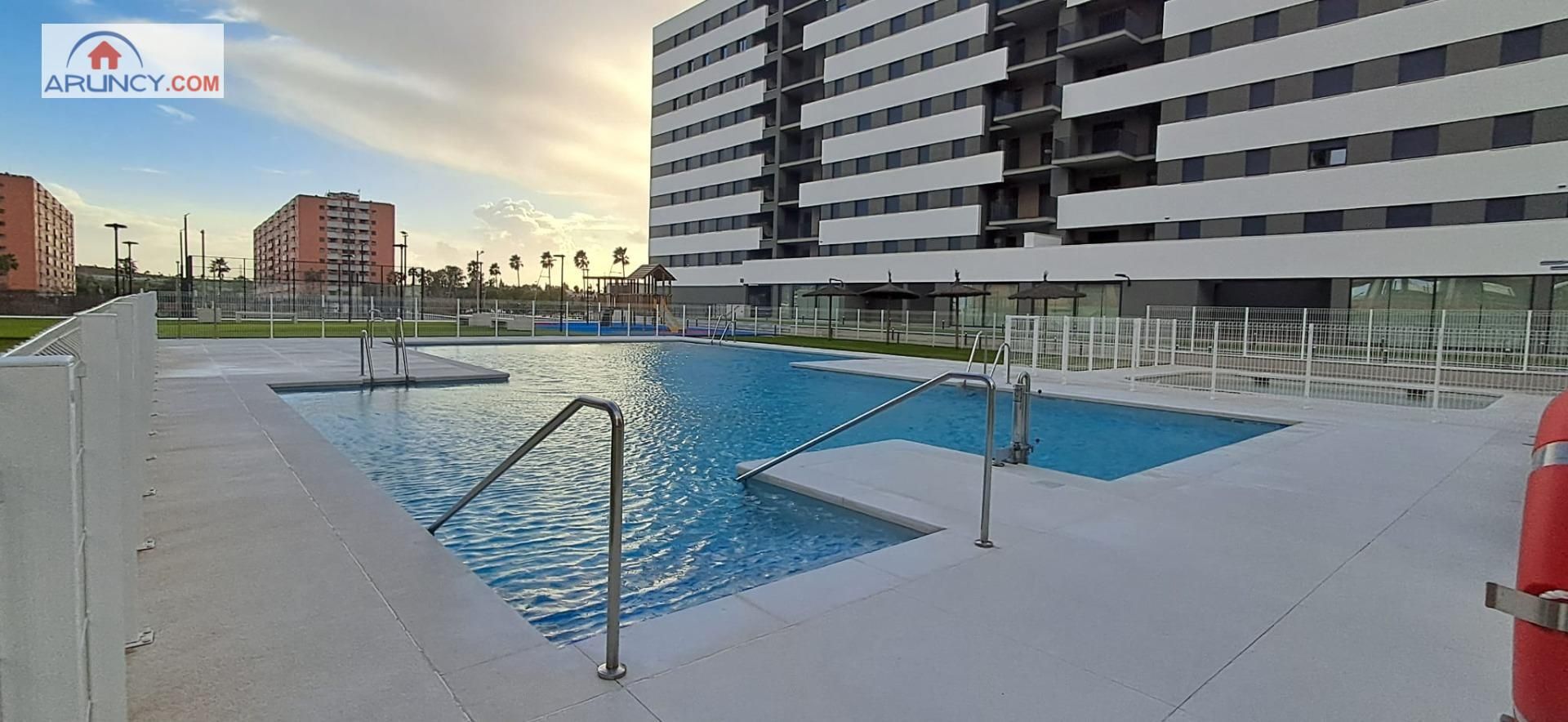 Piscina de Pis de lloguer en Dos Hermanas amb Aire condicionat, Jardí privat i Terrassa