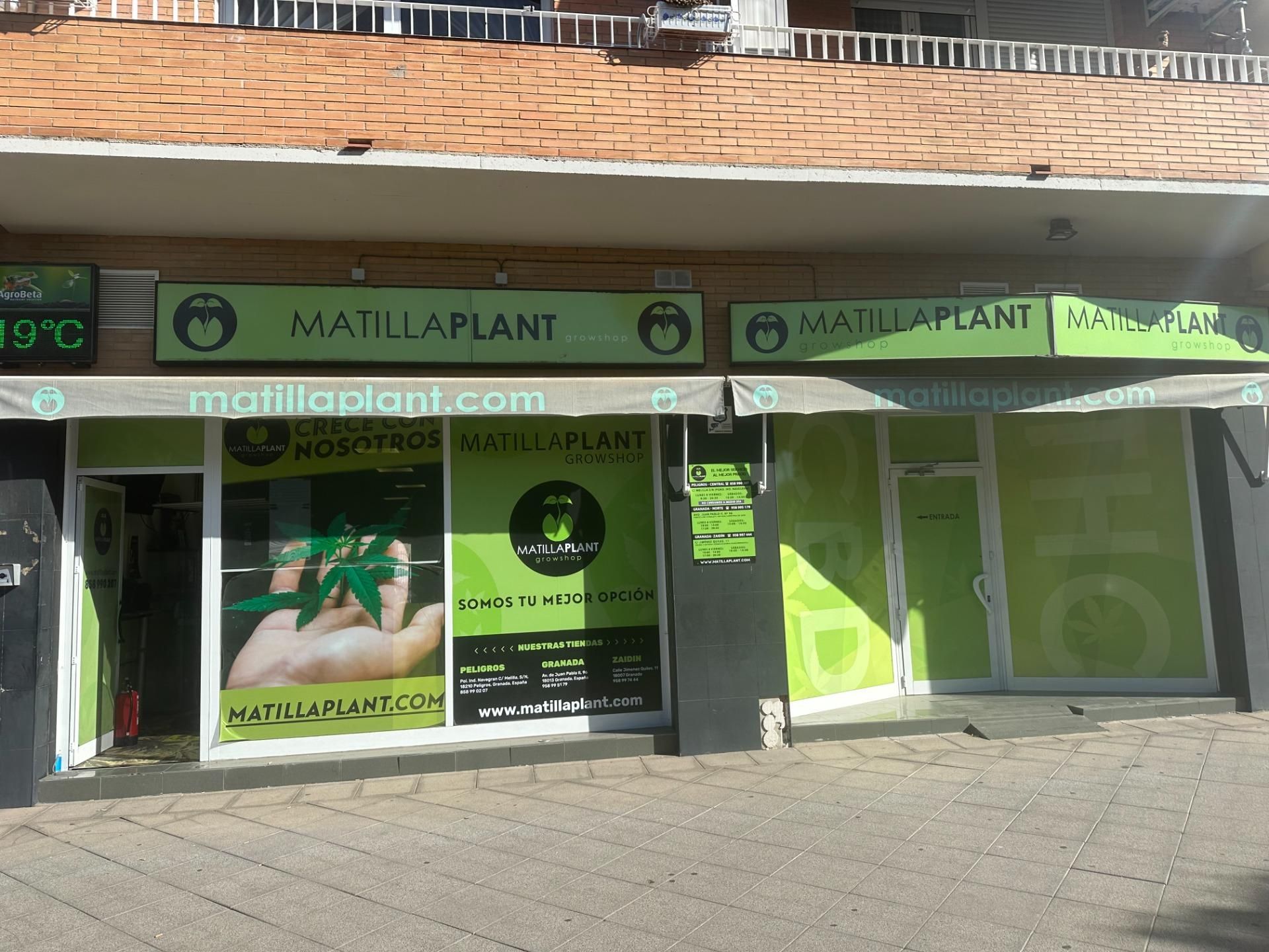 Premises for sale in  Granada Capital  with Air Conditioner and Terrace