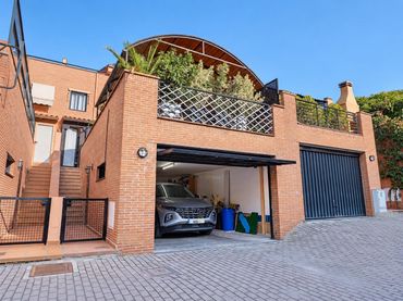 Adosado con balcón en venta en Calle MAGENTA