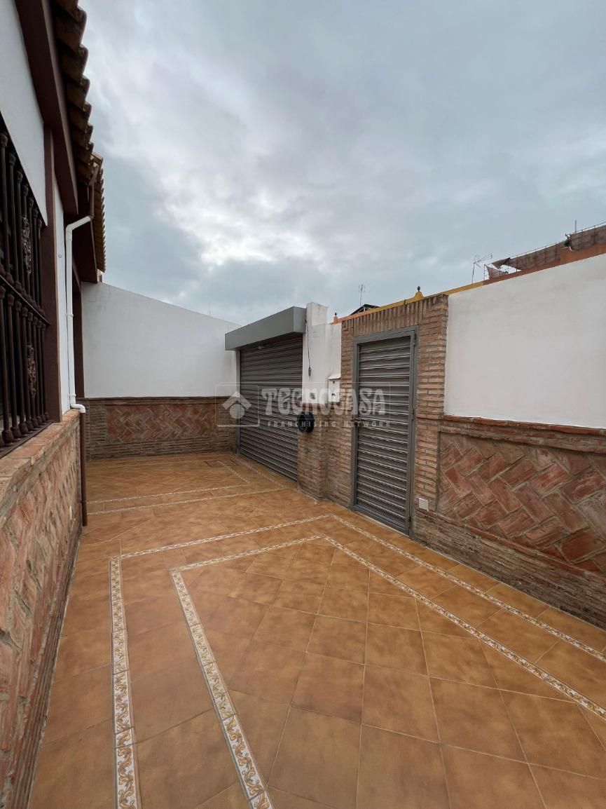 Vista exterior de Casa o xalet en venda en Alcalá de Guadaira amb Aire condicionat, Terrassa i Traster