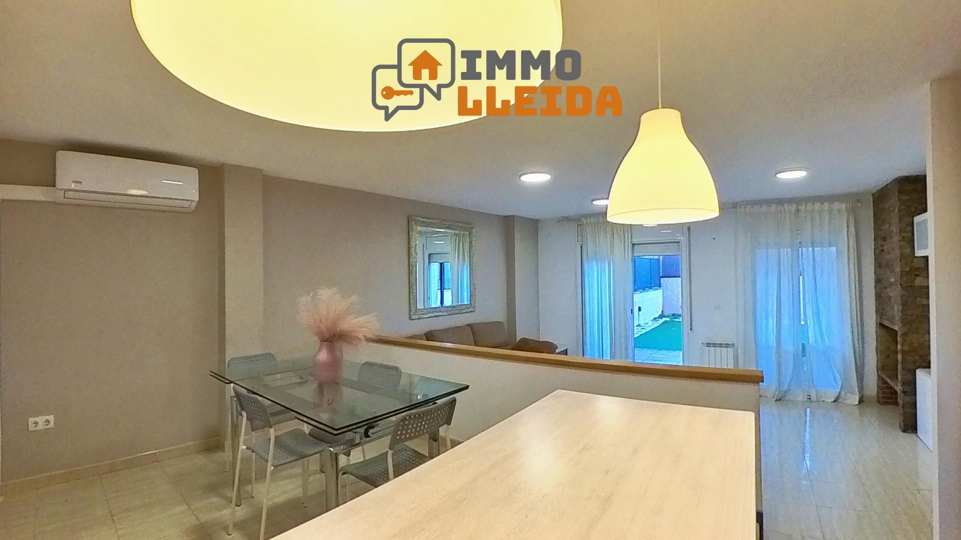 Vista exterior de Casa adosada en venda en Balaguer amb Calefacció, Jardí privat i Terrassa