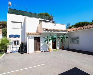 Vista exterior de Casa o xalet en venda en Marbella amb Aire condicionat, Jardí privat i Terrassa