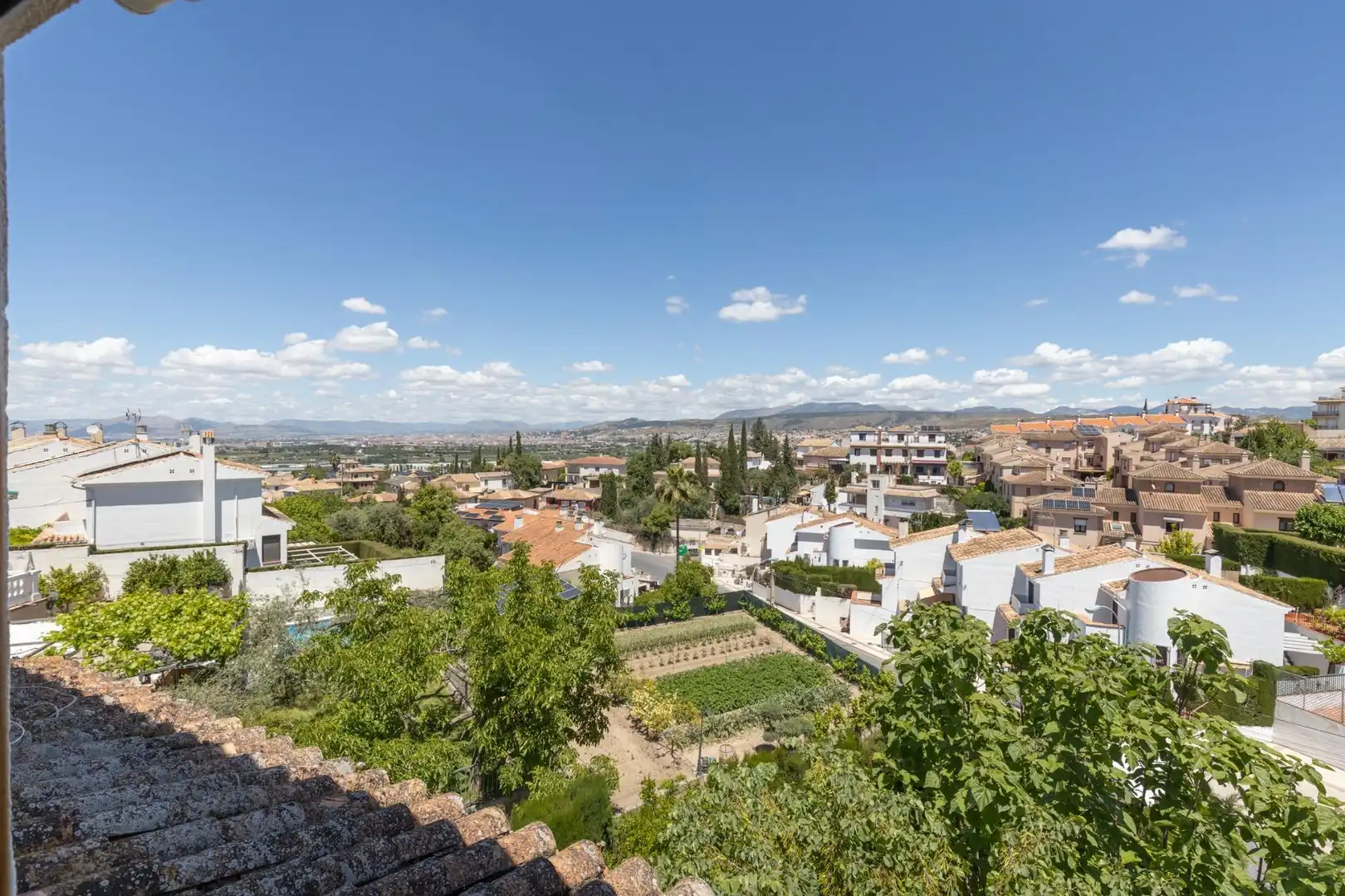 Vista exterior de Casa o xalet en venda en La Zubia amb Aire condicionat, Calefacció i Piscina comunitària