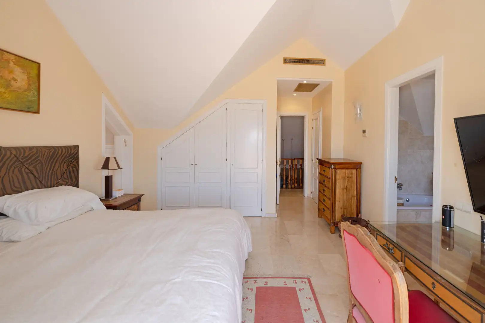 Schlafzimmer von Dachboden zum Verkauf in Marbella mit Klimaanlage, Heizung und Terrasse