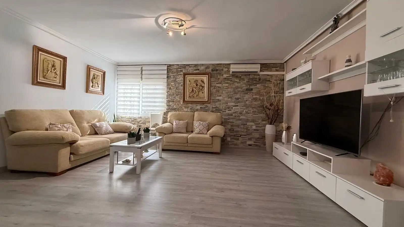 Sala d'estar de Casa o xalet en venda en Chiva amb Aire condicionat, Calefacció i Jardí privat