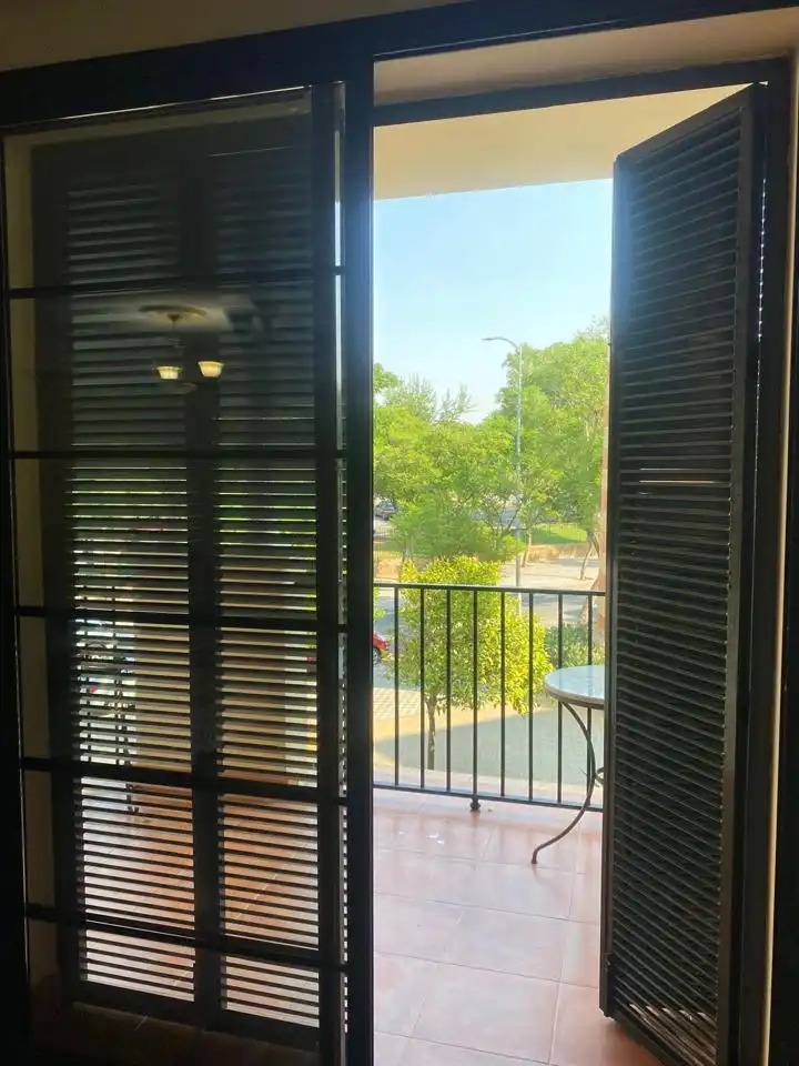 Terrassa de Pis de lloguer en Dos Hermanas amb Aire condicionat, Terrassa i Moblat