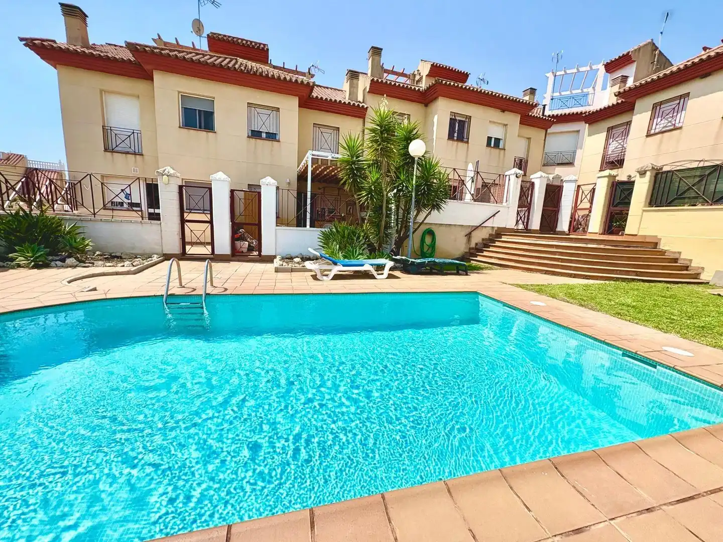 Piscina de Casa adosada en venda en Vélez-Málaga amb Aire condicionat, Jardí privat i Terrassa